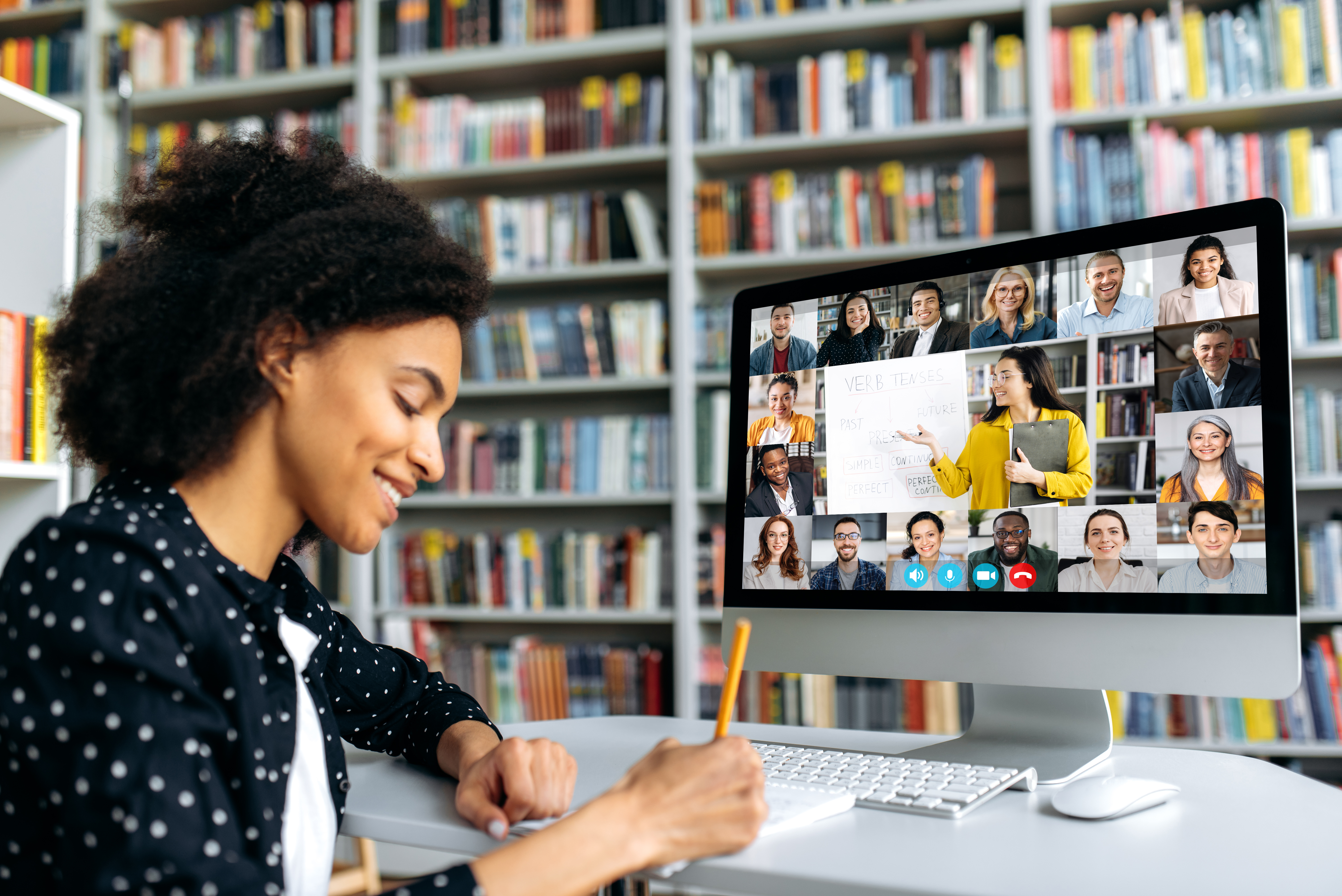 Ambiente corporativo com plataforma de aprendizagem e indicadores digitais